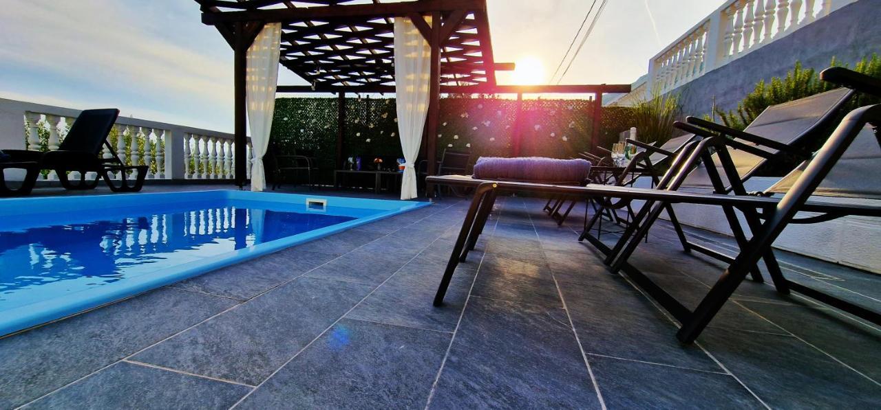 Sunny Holiday House With Pool Kaštela المظهر الخارجي الصورة