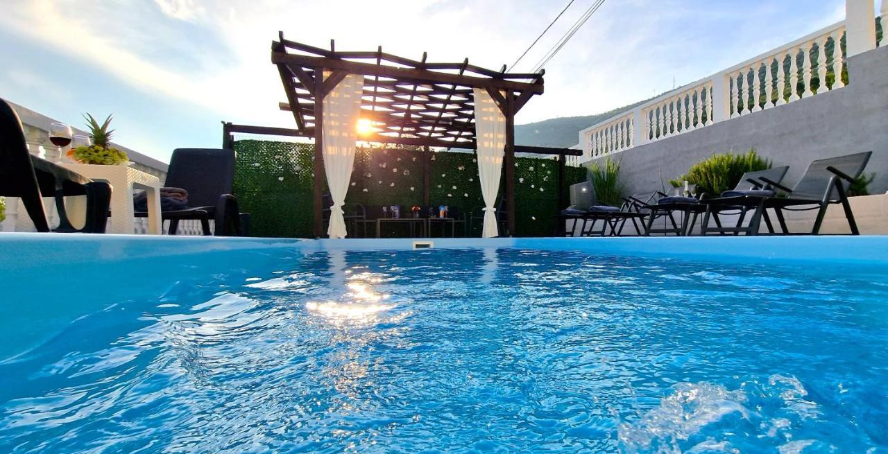 Sunny Holiday House With Pool Kaštela المظهر الخارجي الصورة