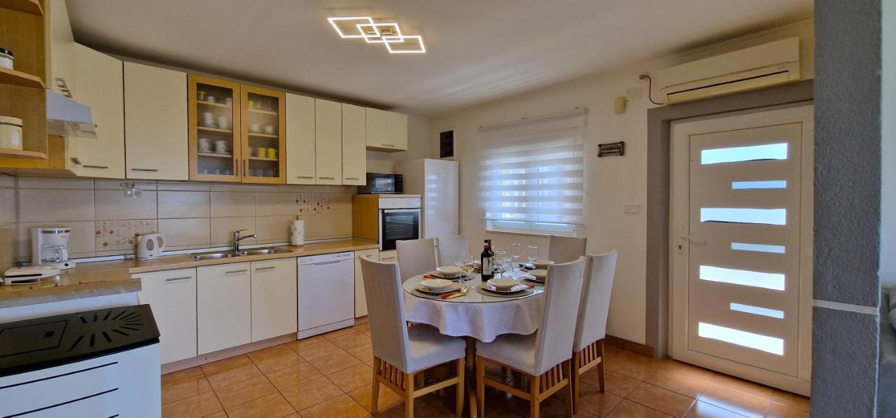 Sunny Holiday House With Pool Kaštela المظهر الخارجي الصورة